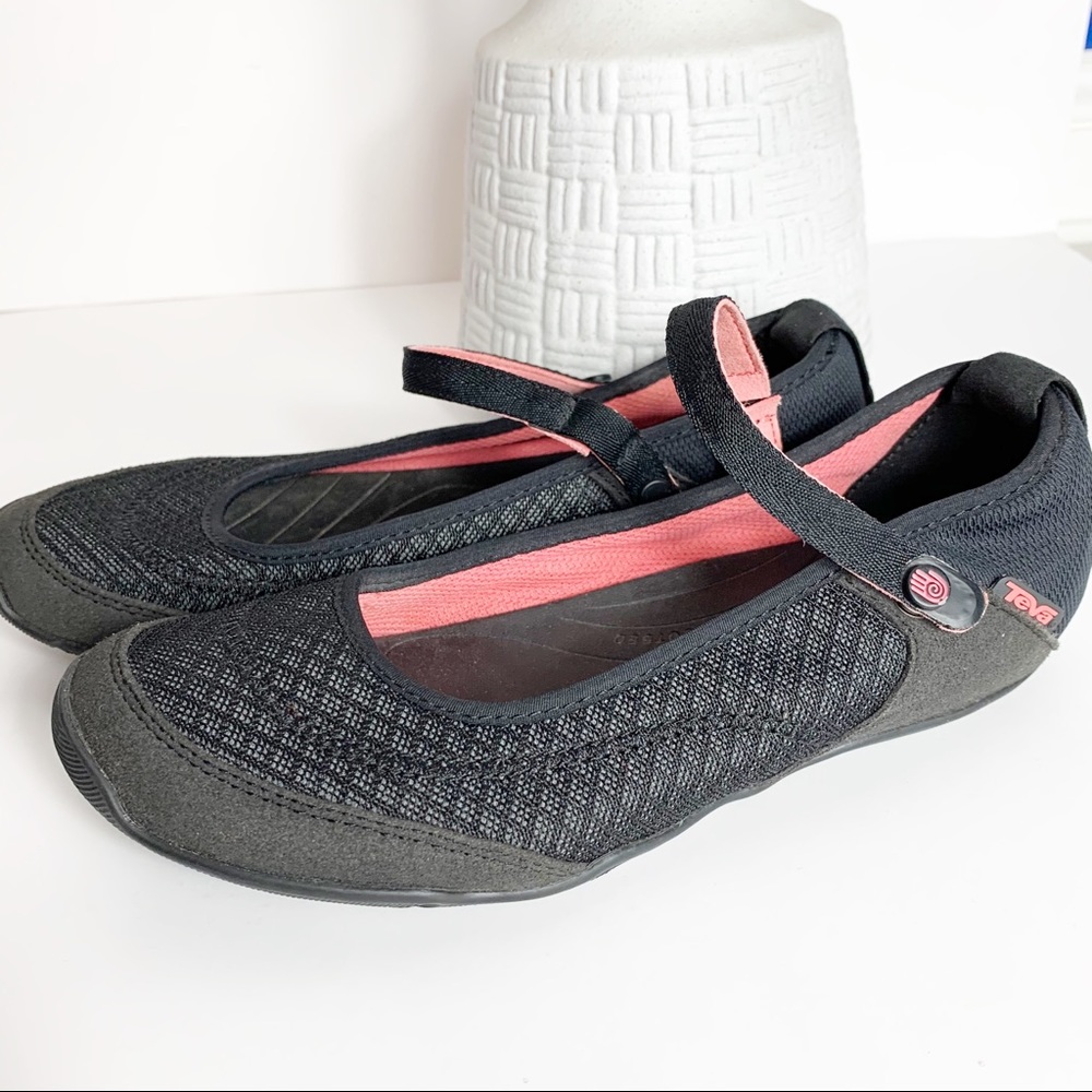 Teva Niyama Flats in black size 7.5